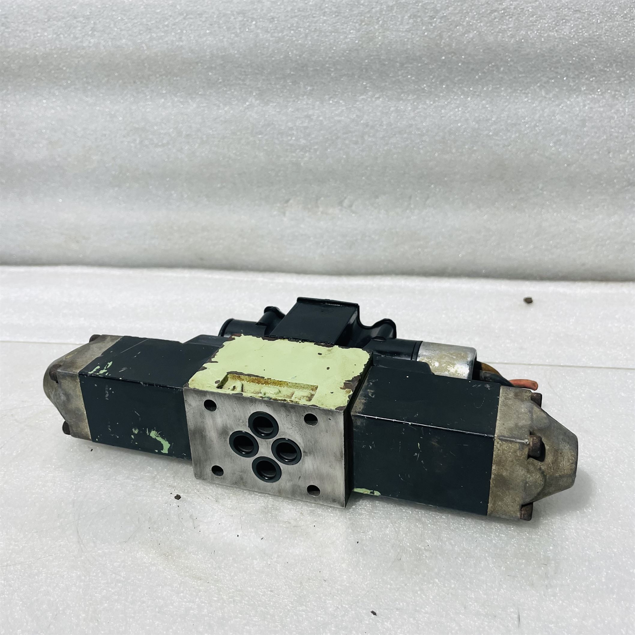 Kawasaki Rexroth H-4WEH16T-L10/6AG24NDL Solenoid Operated Directional Valve 24V - Image 3